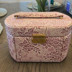 Super cute leather jewelry box